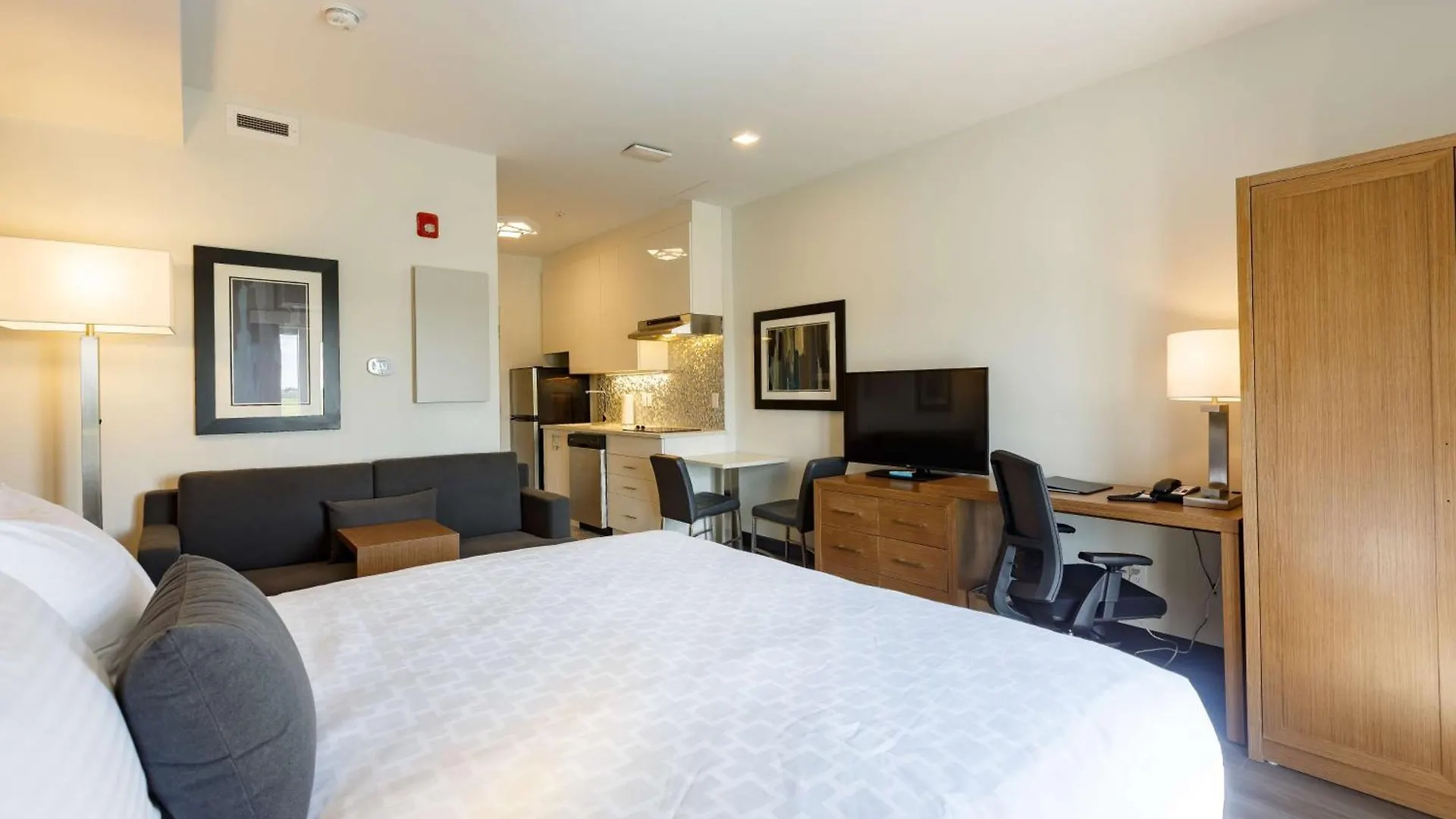 Executive Residency By Best Western Calgary City View North Hotel